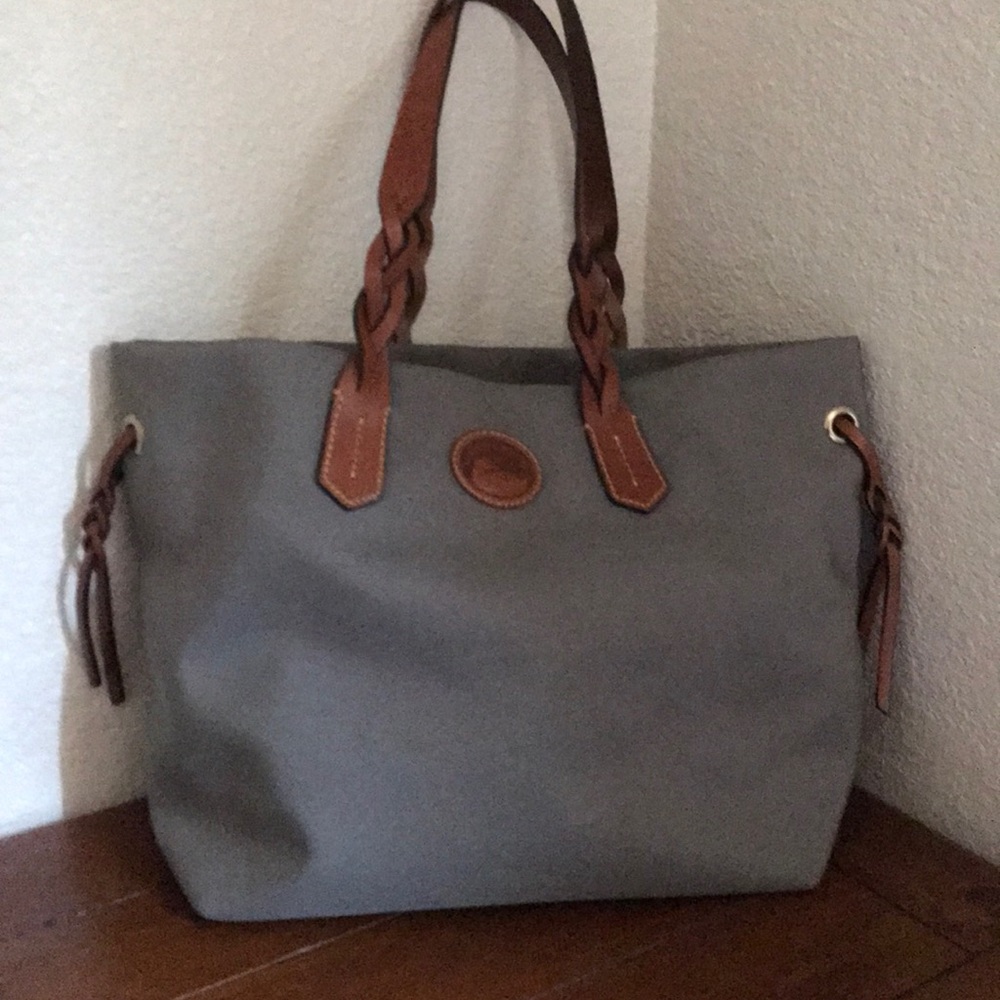 Dooney & Bourke shopping tote🌼